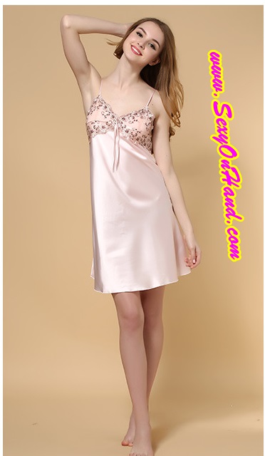 ชุดนอนผ้าไหม ชุดนอนคุณหนู สุดหรู ผ้าไหมสายเดี่ยว สีชมพูอ่อน แต่งลูกไม้ปัก ช่วงอก เนื้อผ้าสวยหรู งานเย็บเกรดพรีเมี่ยมคะ