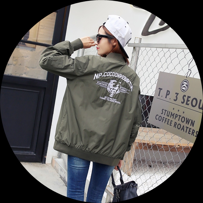 MILITARYเสื้อแจ๊คเก๊ตผูหญิง เย็บซับในซ่อนตะเข็บอย่างดี ซิปหน้า มีกระเป๋า ด้านหลังปักลายหัวเสือ สีทหาร