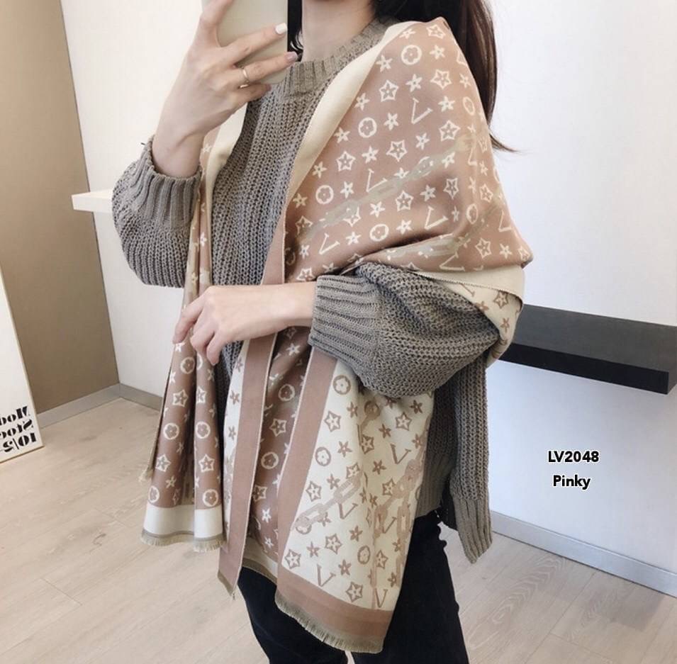 พร้อมส่ง LV2048 ผ้าคลุมไหล่ LV2048 งานนำเข้าแบรนด์LV รุ่นนี้เป็นผ้ามันวาว เด่นมาก ไฮโซตามแบรนด์เค้าเลย ผ้าไม่หนามาก อุ่นเหมือนผ้าห่ม เป็น accessories ได้ทั้งหน้าร้อน และหน้าหนาว