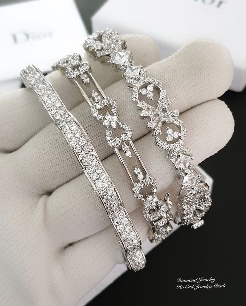 New Arrival !!!! Diamond Bangle กำไลเพชรรอบวงงานสวยมากกกกกทุกแบบค่ะ **เพชร CZ แท้** งานฝังเป๊ะมากกกกกกก หายากคะ ตัวเรือนมีน้ำหนักแต่ไม่หนักมากนะคะ ห้ามพลาดเลยสาวๆ ใส่ออกมาสวยแน่นอนคอนเฟิมคะ ใส่ออกมาสวยมว้ากกกกกกๆๆๆๆๆๆ เลอค่ามากๆค่ะ