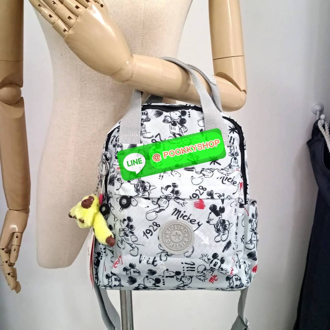 KIPLING 3 WAYS MINI BACKPACK ซับในลายตาราง กระเป๋าสะพาย 3 Ways รุ่นใหม่ วัสดุ Nylon & Polyester 100% หูหิ้วหนังปั๊มชื่อแบรนด์ สายสะพายยาวเลื่อนปรับได้ free size และ สามารถถอดได้ สามารถถือหรือสะพายได้ จะสะพายไหล่ สะพายเฉียง Crossbody หรือจะคล้องสายเป็นเป้ส