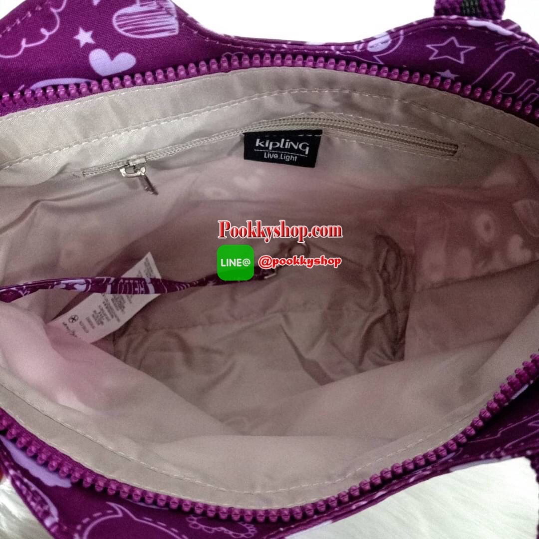 KILING NORI Handbag & Shoulder bag กระเป๋าถือหรือสะพายขนาดกลาง ทำจากวัสดุ ผ้า Nylonเคลือบ+Polyester น้ำหนักเบา จุดเด่นที่ช่องหลักมีขนาดใหญ่ พร้อมช่องซิปแยกย่อย สามารถใส่สัมภาระได้เยอะ มาพร้อมสายสะพายยาว สามารถปรับระดับได้ตามความต้องการ มีพวงกุญแจลิงห้อยตา
