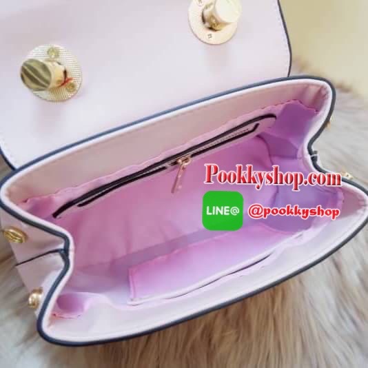 Lyn กระเป๋าหิ้วมาพร้อมสายสะพาย ขนาดกลางๆไม่เล็กไม่ใหญ่ ดีไซน์สวยน่ารัก ด้านในมีป้ายโลหะปั๊มแบรนด์ ใต้กระเป๋ามีหมุดรองทั้ง 4 มุม รูปทรงสวยเก๋ขนาดนี้ ไม่มีไม่ได้นะคะ