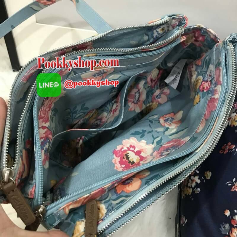 Cath kidston multi pocket tote bag มองหากระเป๋าสะพายไหล่อยู่ไหมคะ ใบนี้ตอบโจทย์เลยค่ะ ขนาดกำลังดี สะพายไหล่ได้พอดีไม่รั้งแขน แถมมีหลายช่อง มีซิปมิดชิด นับว่าเป็นใบที่สะดวกในการใช้งานมากๆค่ะ ช่องหลักบุผ้าลายเดียวกับด้านนอกอย่างดีค่ะ สามารถใส่ไอแพด และสมุดโ