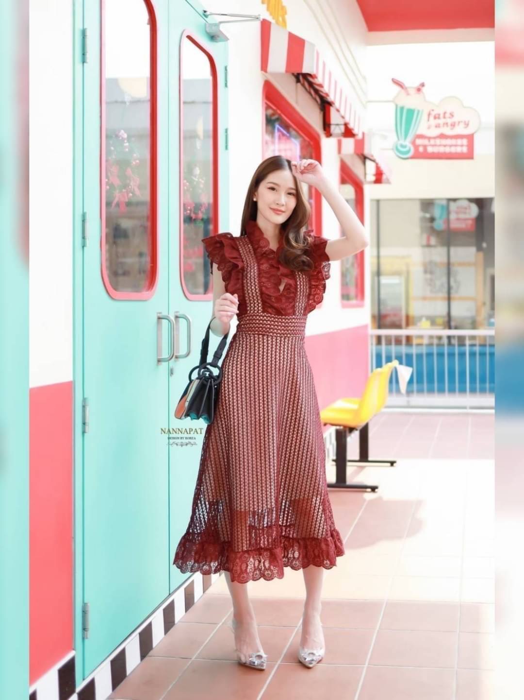 Dress สวยหรู ดูดีมีราคา ใส่ออกงานได้เลยนะคะ งานพรีเมี่ยม ผ้าลูกไม้แน่นๆ หนานุ่ม ใส่สบาย มีซับในอย่างดี งานซิปหลัง ระบายอก ช่วงเอวเข้ารูป ทรงสวย กระโปรงบานสวยกำลังดี ราคานี้คุ้มมากนะคะ เห็นงานจริงต้องว้าวแน่นอนคะ