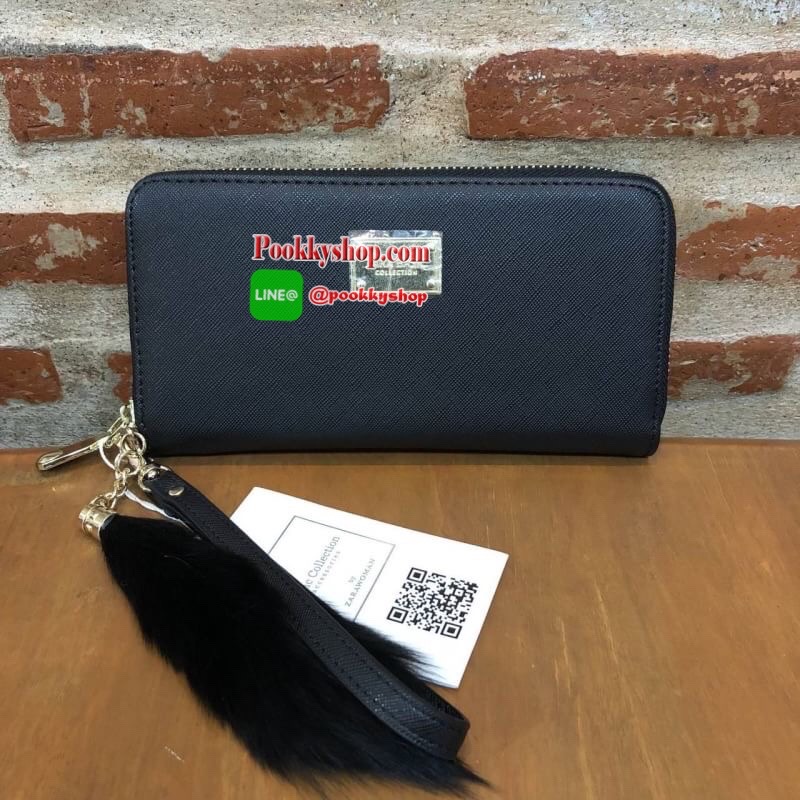 ZARA SAFFIANO BAG กระเป๋าสตางค์ทรงยาว รุ่นฮิต สวยเว่อร์ หนังsaffiano เปิดปิดด้วยซิปรอบ อะไหล่ทองสุดหรู มีพู่ฟรุ้งฟริ้งและสายคล้องมือ พร้อมด้วยถุงผ้าจากช็อป ภายในมีช่องซิปตรงกลางและช่องเสียบบัตร คล้องมือถือเป็นคลัชท์ก็งามคะ Don't missคร้า