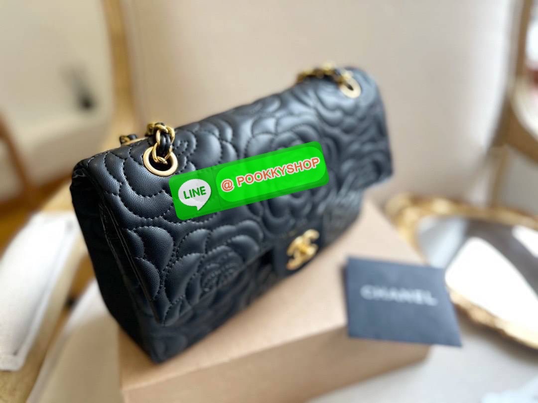 Chanel Camellia flap bag คุณภาพดีตามแบบฉบับของแบรนด์ ขนาดกำลังดี น้ำหนักเบา ด้านหน้ามีโลโก้แบรนด์อะไหล่ทอง มีช่องใส่บัตร ใส่ของจุกจิก เปิดปิดด้วยฝาปิดกระดุม ตัวจริงสวยมากๆถูกใจรีบจองนะคะ ราคาสุดคุ้ม จำนวนจำกัด หายากค่ะ!