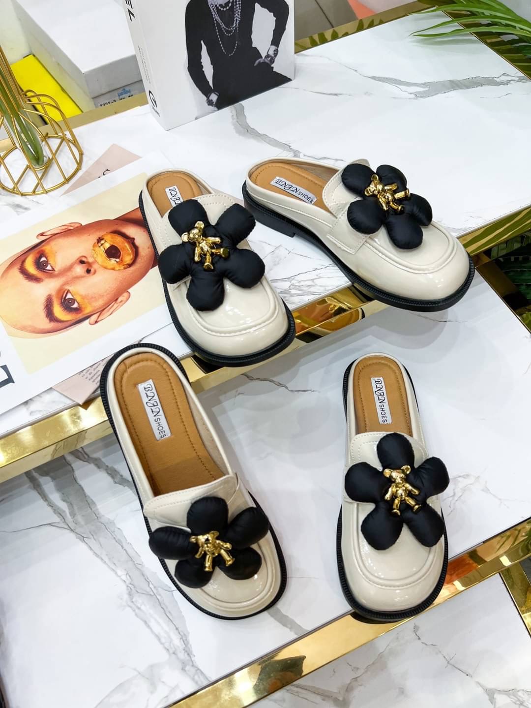 รองเท้าเกาหลีเกาใจน่ารักไม่ไหวรุ่นนี้ เป็นทรงปิดหน้าด้านหน้ามีแต่งดอกไม้ใหญ่ประดับติดด้วยน้องหมีสีทองดีมาก ด้วยรองเท้าเป็นหนังเปิดหลังสวมใส่ง่าย คู่นี้แมทช์กับชุดไหนก็เริ่ดไม่ซ้ำใครแน่นอนค่ะ