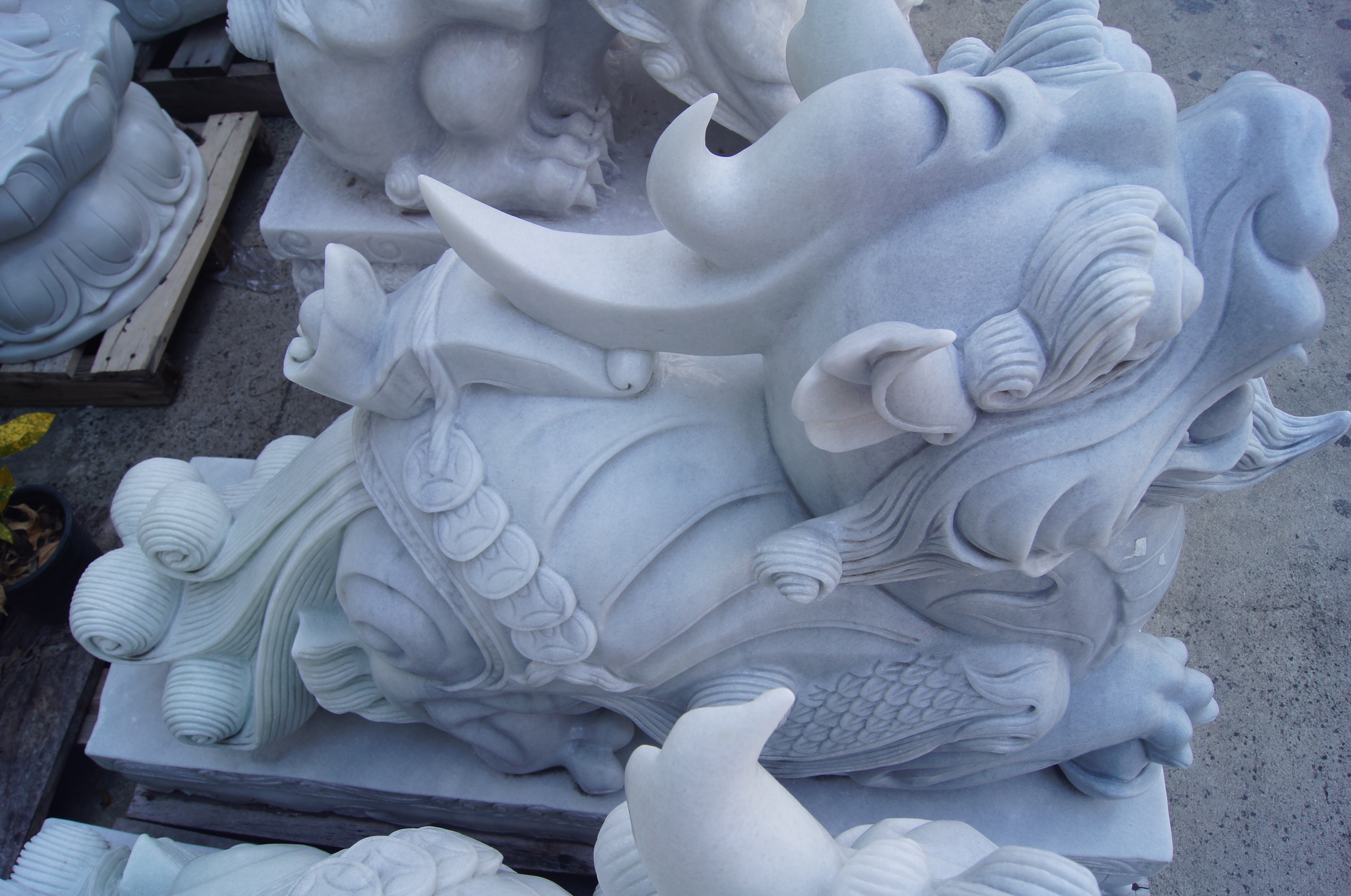 ปี่เซี๊ยะหินอ่อนแกะสลัก ยาว60เซนติเมตร สีขาว