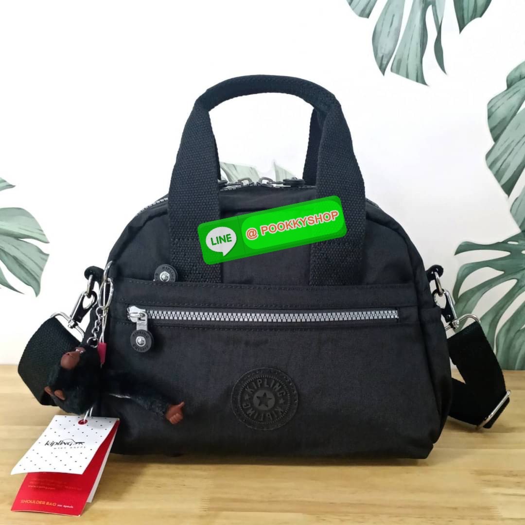 Kipling K1006 Handbag กระเป๋าถือหรือสะพาย วัสดุ Polyester 100% รุ่นใหม่ มีให้เลือกทั้งแบบเรียบ และ ลายน่ารัก มีช่องแยกด้านหน้า 2 ช่อง ช่องหลักโล่งกว้าง พร้อมช่อง pocket แยก 2 ช่อง ใช้งานได้ครบครัน สามารถสตางค์ใบยาวได้ ขนาดกำลังดี จะใช้ทำงาน ไปเรียน หรือ ถ