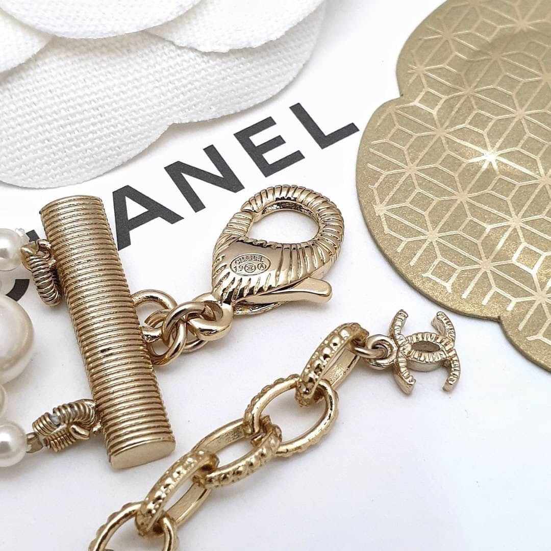 Super Hi-End Quality !!!! ((งาน 1:1 เกรดดีที่สุดในท้องตลาด)) Chanel Bracelet สร้อยข้อมือมุกชาแนล งานซุปเปอร์ไฮเอนคะ อะไหล่แสตนเลส งานเกรดแพงที่สุดในตลาด น้ำหนักใกล้เคียงของจริงที่สุด งานอย่างดี อะไหล่เงาวับ วิ้งมาก สั่งผลิตจากต้นแบบแท้ ดาราเซเลปใส่กันแทบท