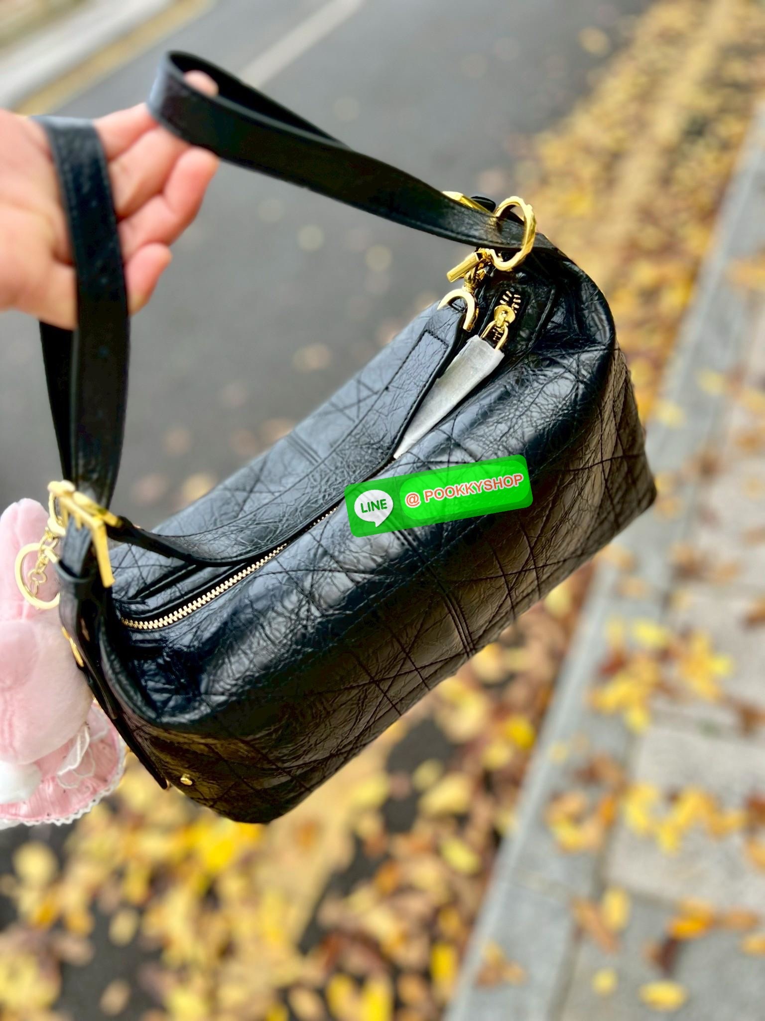 📸New Arrival!🎉 ล่าสุดรุ่นเดียวกับที่Jisoo ใช้เลยค่าา👏 Christian Dior D-journey bag #สวยจริงไม่จกตาค่า‼️ 📌มาพร้อมน้อง My melody แท้ราคา 490฿Free! 📣พร้อมส่ง! จำนวนจำกัด ผลิตออกมาน้อยมากๆเลยค่ะ! พร้อมสวยไปกับกระเป๋าดีไ