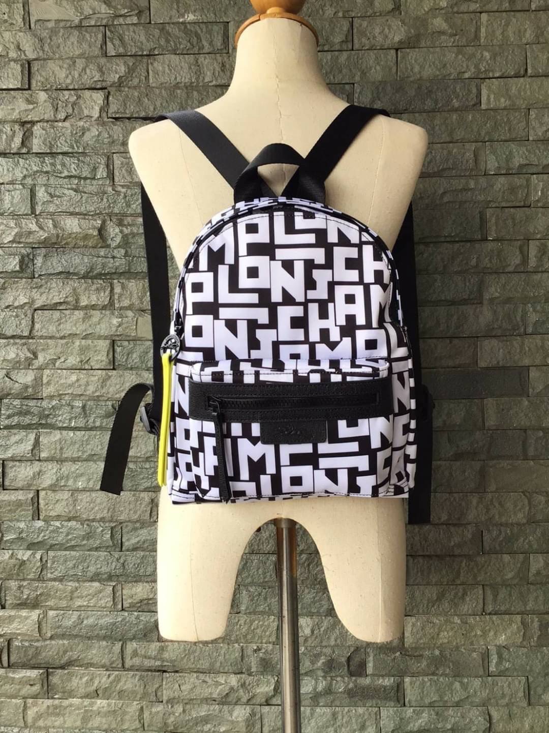 LONGCHAMP LE PLIAGE LGP BACKPACK รายละเอียด • วัสดุ: ผ้าใบ • อะไหล่: นิกเกิล • ตัวกระเป๋า: ผ้าใบโพลีอะไมด์เคลือบด้านใน • ตกแต่ง: หนังวัว รายละเอียดภายนอก • การปิด: ด้วยซิป • สายสะพาย: เลื่อนปรับระดับได้ • ช่อง: 1 ช่องซิป ภายใน • ช่องใส่ของ: 1 ช่อง ช่องด้า