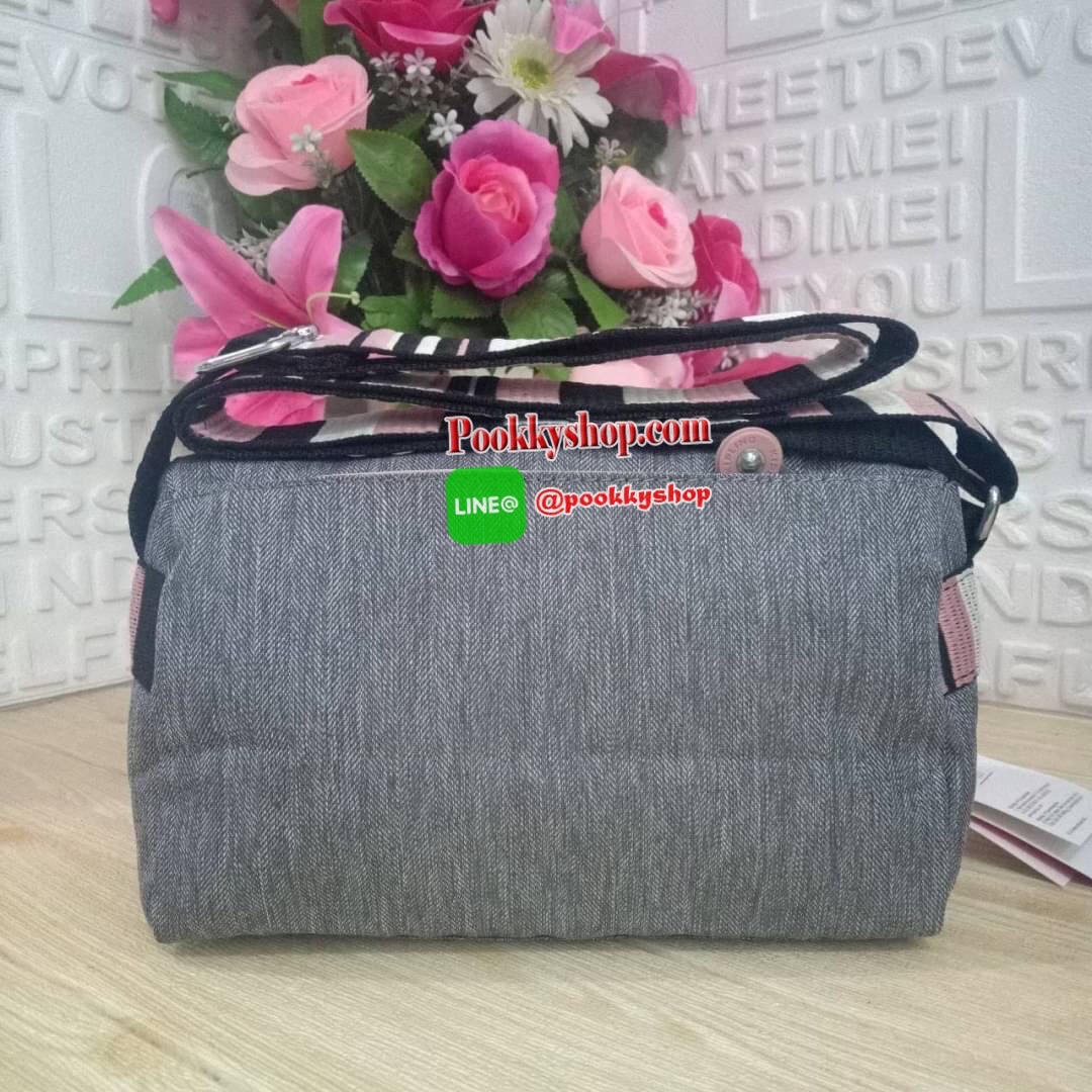 KIPLING Mini Crossbodybag กระเป๋าสะพายข้างขนาดกะทัดรัด ผลิตจากวัสดุ Nylon+ Polyester100% มีช่องใช้งานแยกย่อยมากถึง 4 ช่อง -ด้านหน้ามีช่องซิป 2 ช่อง -ช่องหลักโล่ง กว้าง จุของใช้ได้เยอะ -ด้านหลังมีช่องซิปอีก 1 ช่อง มาพร้อมพวงกุญเเจลิง สายสะพายยาวสามารถปรับไ