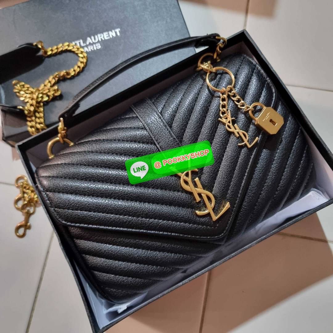 IN STOCK!! Yves Saint laurent crossbody boutique vip bag กระเป๋าสะพายไหล่ ดีไซน์ทรงสวยหรู พิเศษ แถมฟรี พวงกุญแจห้อยโลโก้ ดูแพงไปหมดจริงๆไอเท็มนี้ วัสดุหนังสังเคราะห์ลายคาร์เวีย เปิด-ปิดด้วยกระดุมแม่เหล็ก ภายในโล่งกว้าง แบ่งสัดส่วนไว้อย่างดี มาพร้อมหูจับใน