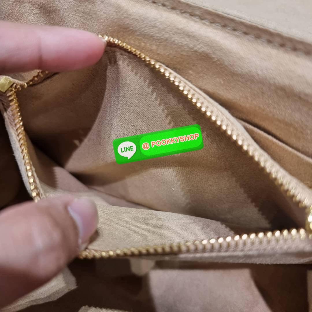 LV MADELEINE BAG ใหม่ล่าสุด อีกหนึ่งรุ่นคลาสสิคหายาก จากเคาน์เตอร์ dutyfree ที่สาวๆรอคอย กระเป๋าถือ/สะพายข้าง ดีไซน์เรียบง่าย แต่เต็มไปด้วยดีเทลความหรู วัสดุหนังวัวปั๊มลายเอกลักษณ์ เปิด‐ปิดด้วยอะไหล่กดล็อคสีทองหรู และมีพวงหนังห้อยพิเศษแถมมาให้ด้วย ภายในแบ