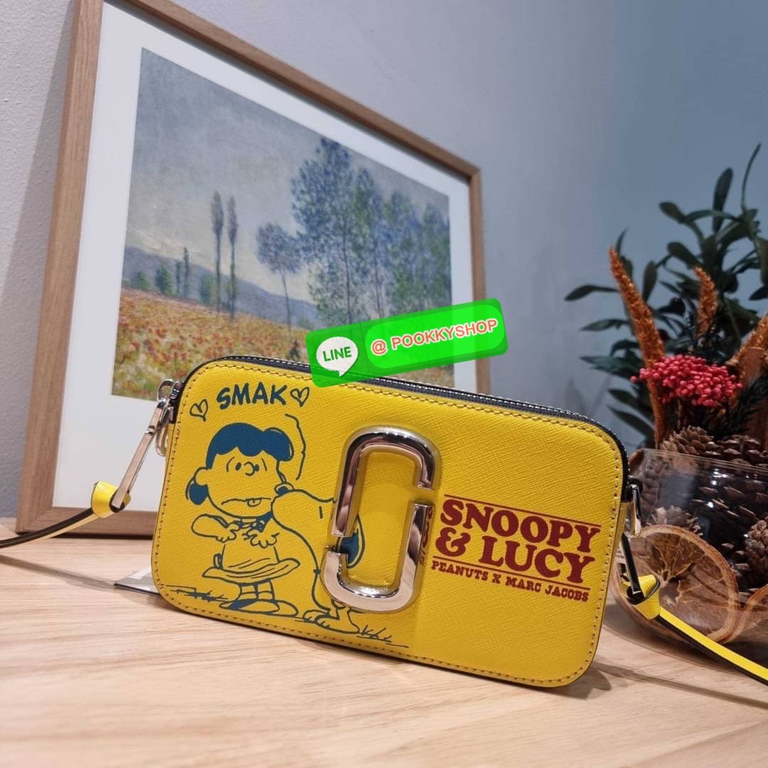 PEANUTS × MARC JACOBS THE SNAPSHOT CROSSBODY BAG คอลเลคชั่นแสนคิวท์ ที่ยกขบวนเหล่าซุปตาร์การ์ตูนมาให้แบบจัดเต็ม กับไอเท็มยอดฮิตที่โดดเด่นเป็นเอกลักษณ์ กระเป๋าสะพายข้างสุดปัง ดีไซน์ลายพรินท์แก๊งค์การ์ตูนสุดฮอต เรียกได้ว่าไม่ซ้ำใคร!! วัสดุหนังวัว สวยอยู่ทรง