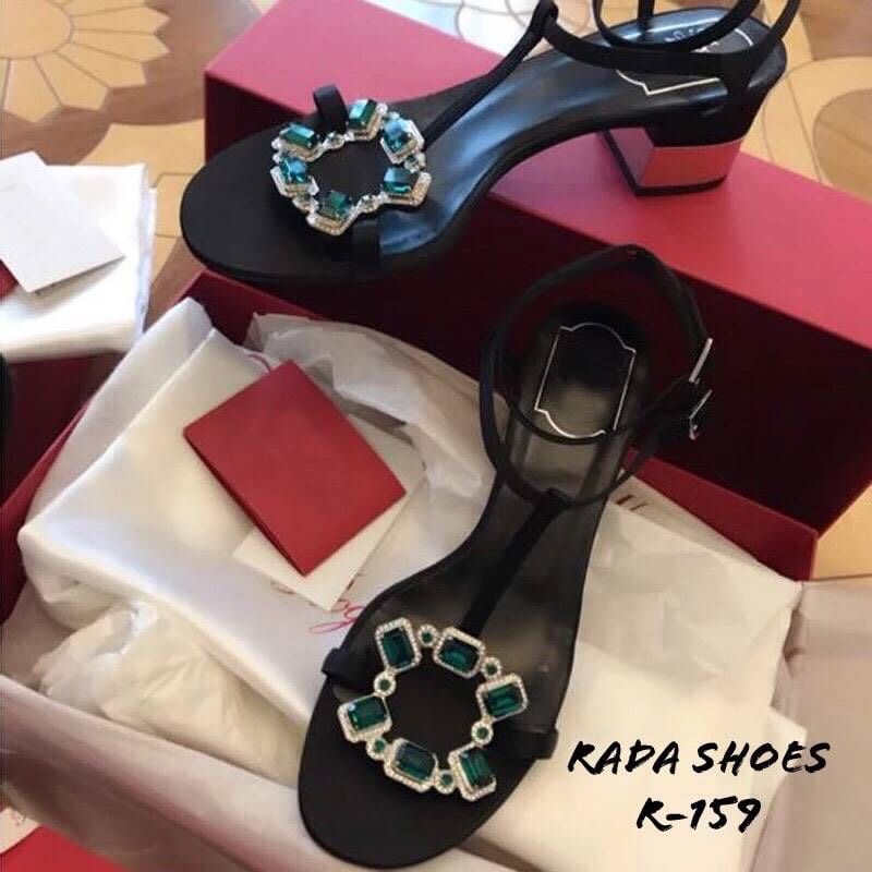 ใครรออยู่ ... ด่วน!!!เลยจ้า สวยถูกมาก... 2019 New Shoes ... รองเท้าโรเจอร์ เพชรเขียว รองเท้า พร้อมส่ง ... รองเท้าแบบใหม่ล่าสุด โรเจอร์เพชรเขียว แบบปังมาก กนะตอบรับใส่สวย สูง 3 นิ้ว งานรัดส้น สายตะข้อเกี่ยว ปรับระดับขนาดได้งานเพชรอลัง สวยสมัยใหม่จ้า