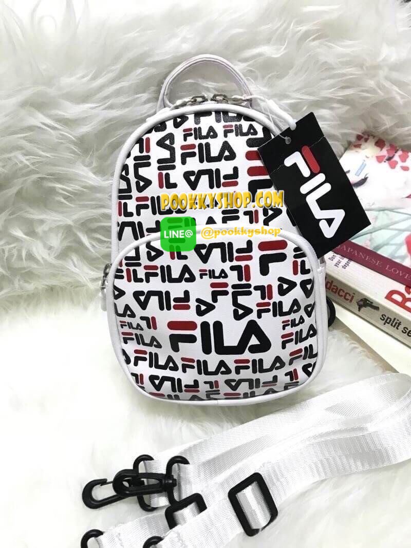 Fila mini Backpack กระเป๋าเป้สะพายหนัง ขนาดมินิ ที่สามารถเป็นได้ทั้งทรงถือ / สะพายเป็นเป้หรือไหล่และคาดอกได้ สี่สไตล์ สกรีนโลโก้แบรนด์ครึ่งใบ ด้านหน้ามีซิปใส่ของจุกจิกได้ ช่องใหญ่เปิดปิดด้วยซิปคู่ ภายในมีช่องเล็กอีก1ช่อง มาพร้อมสายสะพาย2เส้นปรับได้ฟรีไซส์