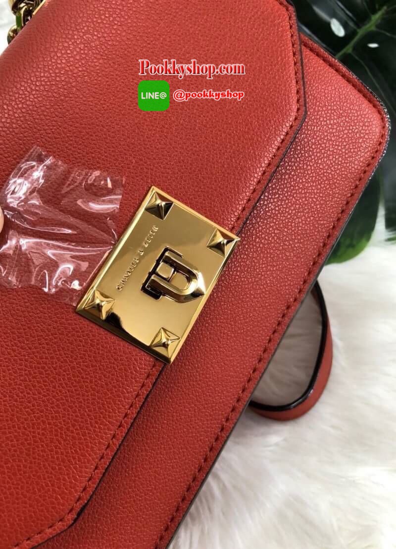 New in !!! CHARLES & KEITH CLASSIC FRONT FLAP CROSSBODY BAG ล็อตนี้อะไหล่แบบวินเทจ ใบจริงหรูมากค่ะ! กระเป๋าสะพายข้างหรือรวบสายเปลี่ยนแบบถือเก๋ๆ ก็ได้ค่ะ วัสดุหนังคาร์เวียร์ด้านตัดหนังกำมะหยี่ด้านข้างได้อย่างลงตัวสวยงาม เปิดปิดกระเป๋าแบบกดล็อคอะไหล่โลหะแบร