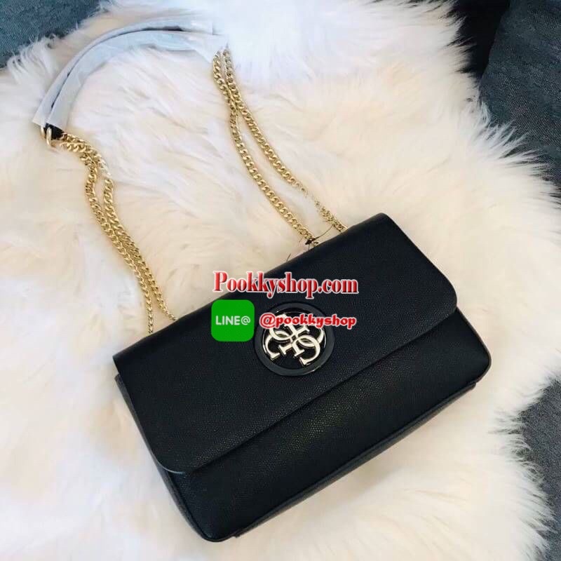 Guess Open Road Crossbody bag กระเป๋าสะพายข้างรุ่นใหม่ชนช้อปจากGuess สะพายได้ทั้งสายคู่และสายเดี่ยวในสไตล์ครอสบอดีร์ก็ได้ สายสะพายโซ่ต่อหนังไม่เจ็บบ่า วัสดุหนังsynthetic เปิดปิดด้วยกระดุมแม่เหล็ก2ตำแหน่ง ภายในใช้งานหลัก ช่องมือถือ และช่องซิป ใส่มินิไอแพค/