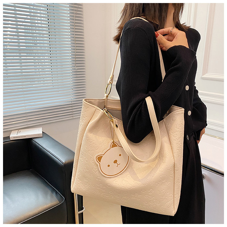 พร้อมส่ง กระเป๋าสะพายไหล่ทรง Shopping หนัง PU ปั๊มลายนูนน่ารักๆ ใบใหญ่จุของได้เยอะ มีซิปเปิดปิด แถมพวงกุญแจหมี