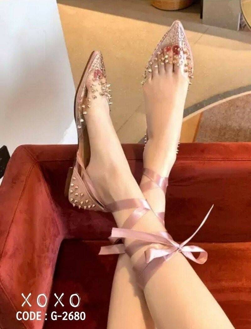 สินค้าพร้อมส่ง คัชชู สวม หน้าวี ใส่แล้วขาดูเรียวยาว มีมิติ สวมใส่ง่าย วัสดุพลาสติกอย่างดี นุ่ม แต่งหมุดหนาม สวยงามตามภาพ เก๋ๆ กับริบบิ้นไว้ใส่ผูกข้อเท้า