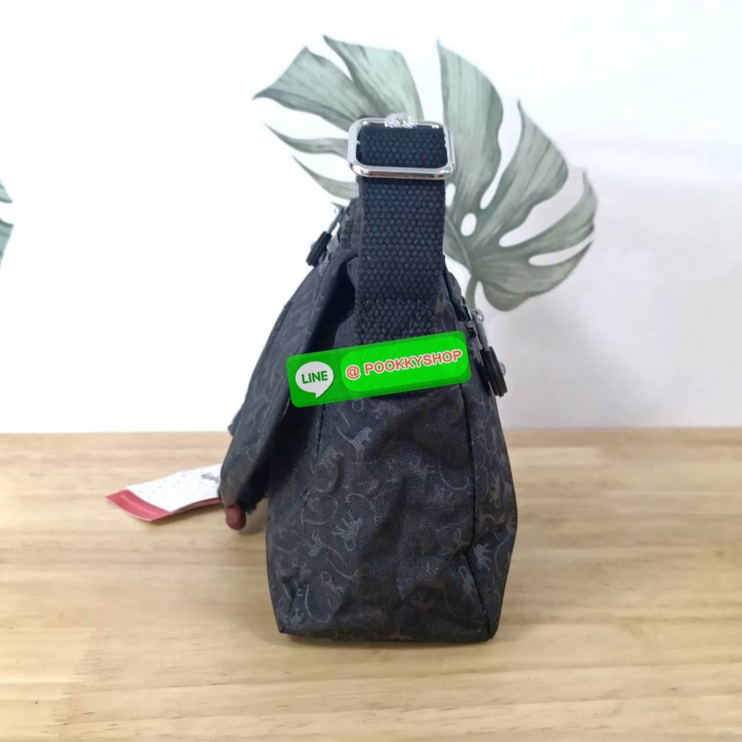 KIPLING SABIAN CROSSBODY MINI BAG กระเป๋าสะพายข้าง วัสดุ Nylon & Polyester 100% ขนาดเล็กกำลังน่ารัก เปิด-ปิดด้วยฝาปิดกระดุมแม่เหล็กและซิปแบรนด์ ด้านในมีแท็กแบรนด์