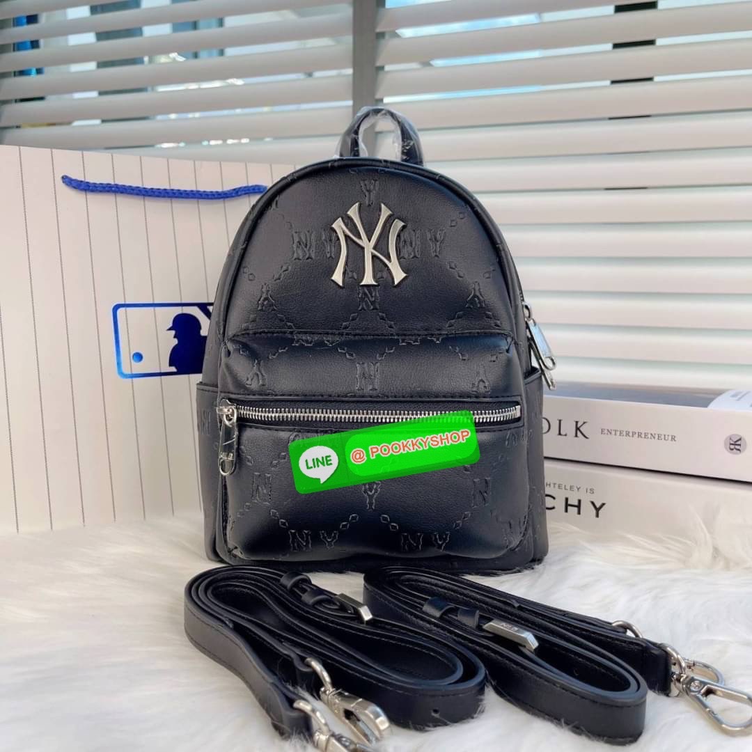 MLB กระเป๋าเป้ วัสดุหนังนิ่ม เปิดปิดด้วยซิปคู่ มี 3 ช่องใช้งาน สายสะพายหลัง ปรับระดับได้