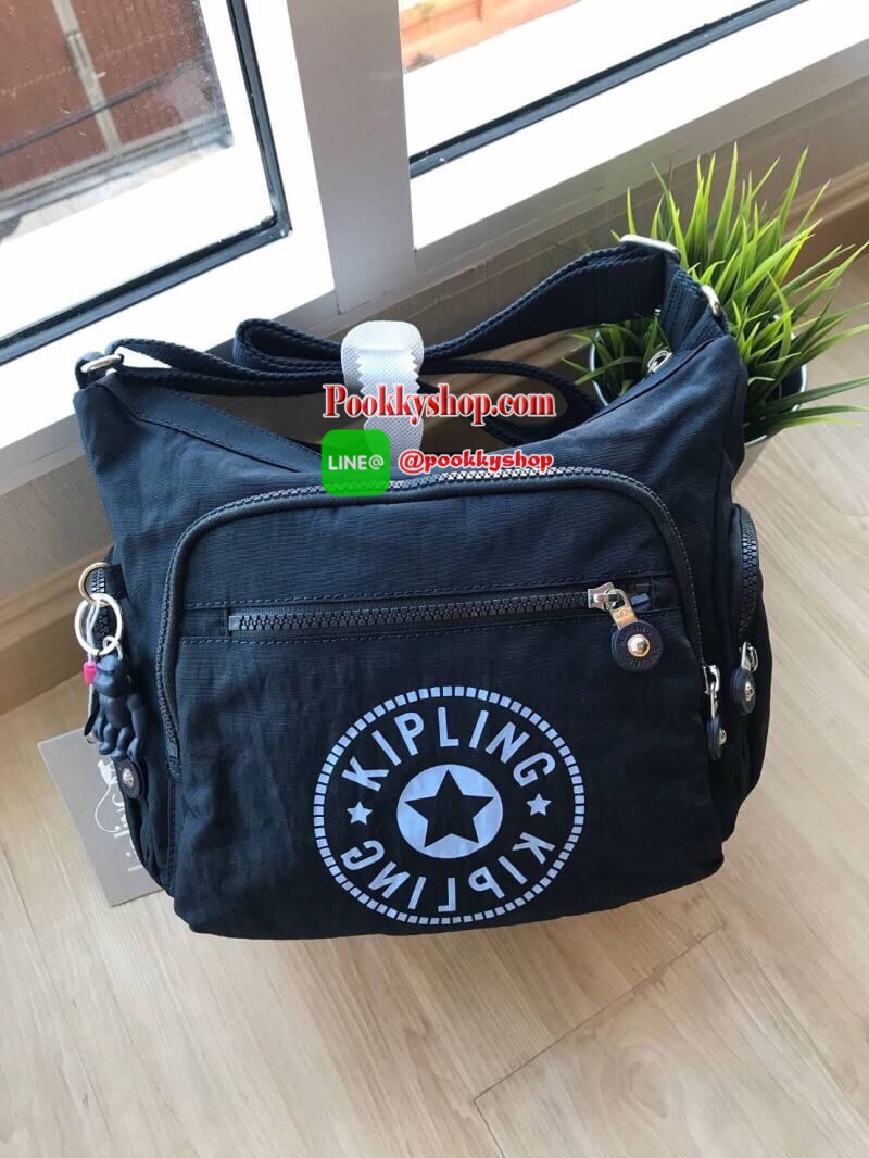 Kippling GABBIE S Crossbody Bag with Phone Compartment Bag รุ่นชนช้อป!! กระเป๋าสะพายทรงครอสบอดี้ แบบกระชับกับลำตัว วัสดุPolyamide100% มีช่องซิปใช้งานได้ทุกมุม ช่องใหญ่ภายในกว้าง ใส่มินิไอแพค กระเป๋าสตางค์ยาวและอื่นๆจุได้เยอะ สามารถสะพายได้ทั้งสายคู่และสาย