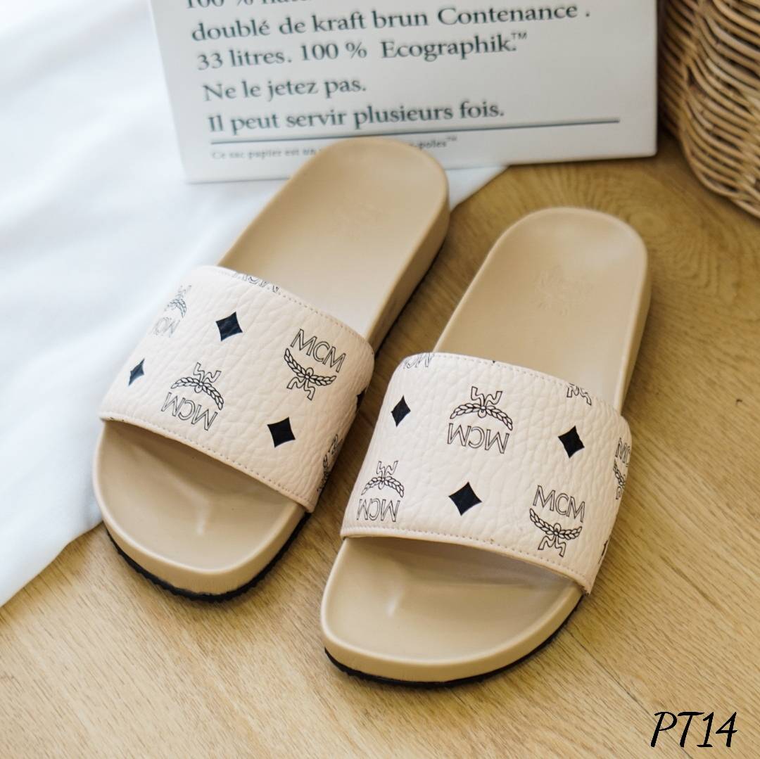 พร้อมส่ง งาน m cm สวยมาก พื้นรองเท้าเพื่อสุขภาพ รองรับน้ำหนักได้ดี ตัวสวมทำจากหนังPuแท้ นิ่ม สกรีน ลายชัดๆ ด้านในเสริมนวมนิ่ม ซับกำมะหยี่อีกชั้น พื้นมีกันลื่นในตัว ราคาเบาๆ คุณภาพ คุ้มมากๆ ใส่สวยมาก สาวหน้าเท้ากว้าง ใส่ได้ค๊า