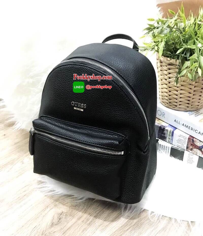 Don't Miss! GUESS WOMAN'S FACTORY BACKPACK กระเป๋าเป้ขนาดกำลังดีวัสดุหนังแกะสังเคราะห์นิ่มสวยน้ำหนักเบา มีหูหิ้วเเละสายสะพายหลังเลื่อนปรับได้ ด้านหน้ามีโลโก้และช่องซิป เปิดปิดด้วยซิปสะดวกใช้ ภายในกว้างใส่เอกสาร ipad ของใช้ได้เยอะ จะสะพายไปเรียนไ