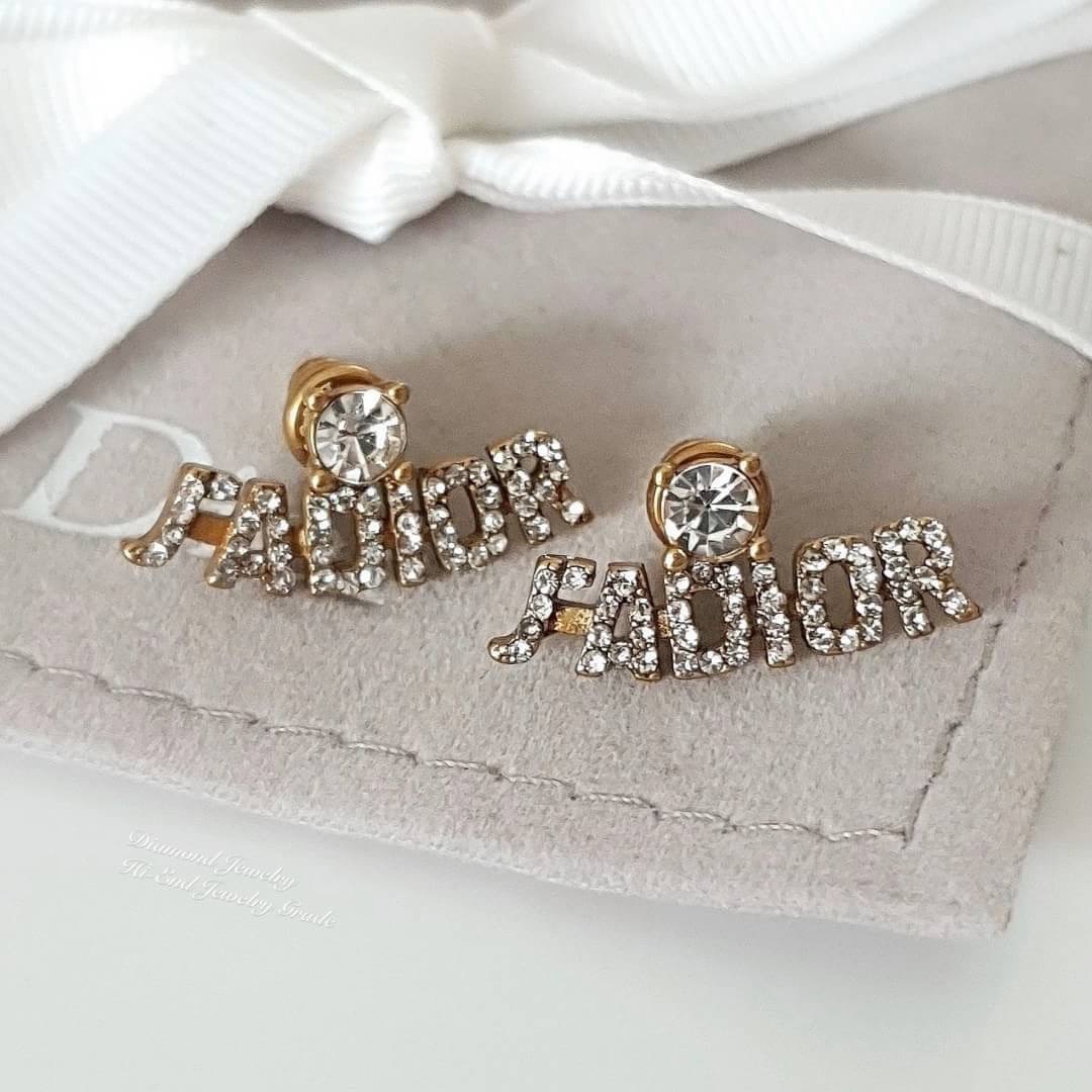 Super Hi-End Quality !!!! ((งาน 1:1 เหมือนในช็อปมากที่สุดในท้องตลาด)) Christian Dior Earring ต่างหูดิอองาน 1:1 เหมือนของแท้เป๊ะๆค่ะ รับรองงานสวยมากกกกก ดูหรู ดูผู้ดีสุดๆ งานดี เพชรคุณภาพดีมากๆมากๆคะรับประกันความพอใจเลยค่ะ ตัวเรือนสีทองแอนทีค งาน laser sta
