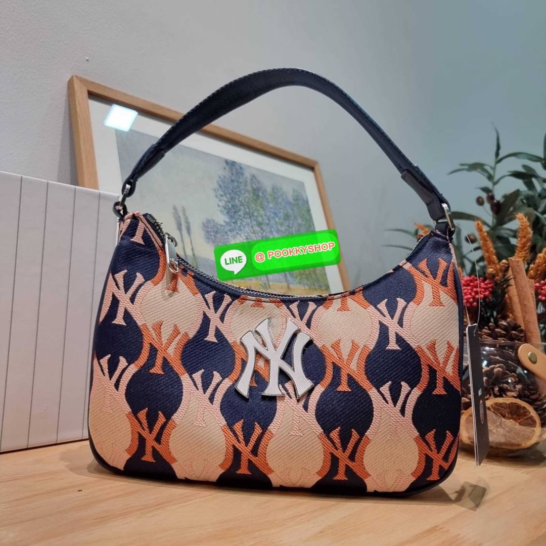 MLB MONOGRAM HOBO BAG สวยไม่ซ้ำ ใหม่ก่อนใคร กับแบรนด์จากเกาหลีเกาใจ น้องใหม่มาแรง!! กับกระเป๋าทรงพอช ที่ใช้งานได้ง่ายมากๆ ขนาดกำลังดี ดีไซน์ลวดลายโมโนแกรมเอกลักษณ์ ลงบนผ้า jacquard ได้อย่างลงตัวและสวยงาม มาพร้อมสายคล้องในตัว และสายครอสแบบสปอร์ต ทนทาน จึงส