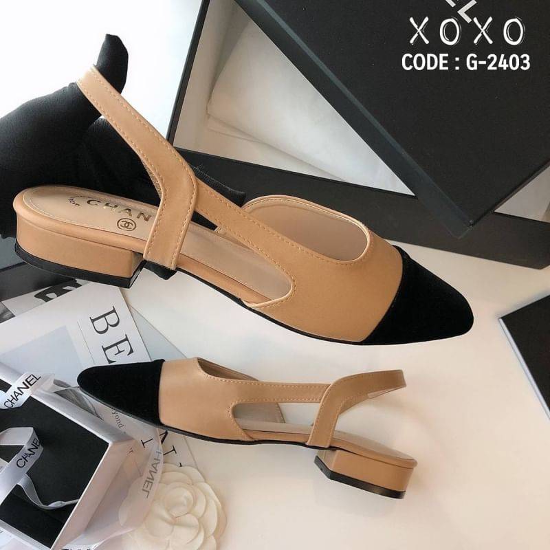 สินค้าพร้อมส่ง พื้นตีแบรนด์ : Chanel กล่องน้ำตาลเรียบ ไม่มีอปก. คัชชูงานสวม รัดหลัง มียางยืด ใส่สบาย ทรงสวย วัสดุหนัง PU มีส้นเล็กน้อย กำลังใส่สบาย งานสวยมาก เนียบ แอดมินหลงรักคู่นี้มากคะ ต้องมีเลยคะ