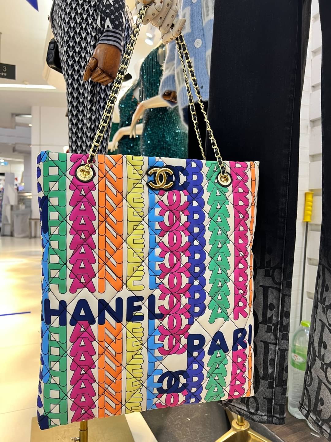 CHANEL FLAP BAG PRINT FABRIC & GOLD TONE METAL ss22 งานสวยชนช็อป ว๊าววววสุดๆ กับกระเป๋าผ้าแต่งอะไหล่ทองปั้มlogo ทุกจุด ลายlogo multicolors งานสวยมากไฮเอ็นสุดๆ จุของได้เยอะมาก มีซิบด้านใน ห้ามพลาดเลยน้าสาวๆ Must have!!!! มันเป๊ะทุกจุดจริงๆ