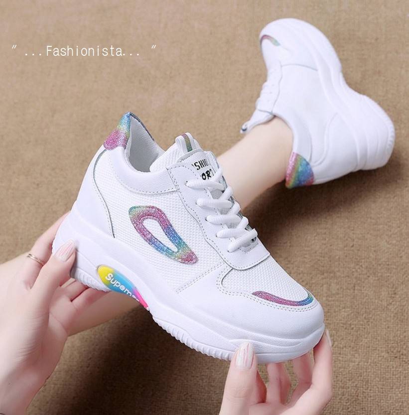 รองเท้าผ้าใบเสริมส้นอัพสูงขึ้นทันที 8 c.m. !!! งานแฟชั่นแบบสดใสน่ารัก ทรงที่กำลังมาแรงมาก ณ ตอนนี้ รองเท้าผ้าใบวัสดุ pu เนื้อหนานุ่มผสมผ้าตาข่ายเนื้อดี เพิ่มความโดดเด่นด้วยหนังกลิสเตอร์สีเรนโบว์วิ๊งๆสวยสะดุดตา มีสายเชือกปรับกระชับได้ แบบเก๋ๆใส่แล้วดูผอมเพ