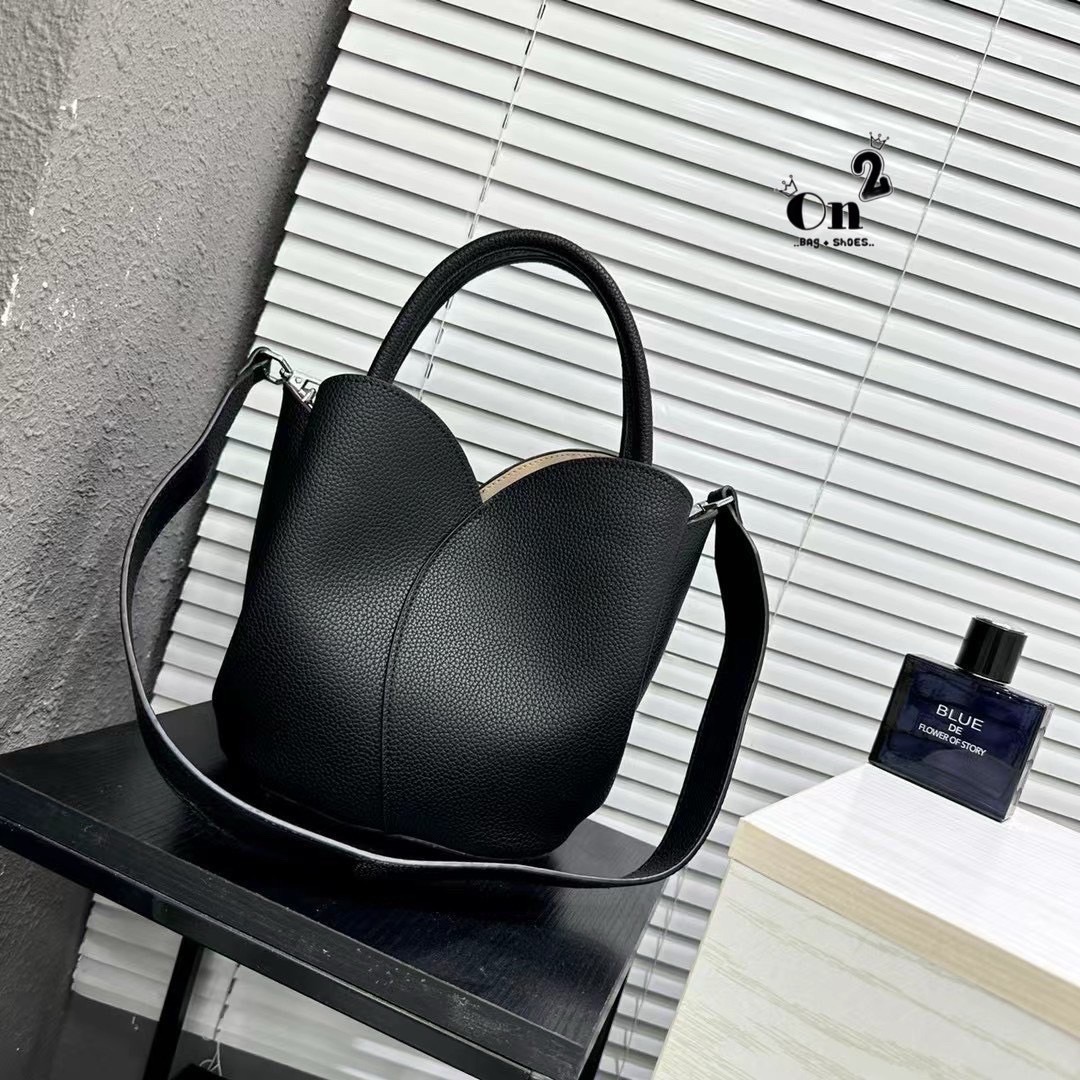 Classic Working PU Bag ▪️กระเป๋าถือ &สะพายข้าง ทรงดอกทิวลิป ทรงสวยมากวัสดุเป็นหนัง PU Premium มีกระเป๋าใบเล็กให้ 1ใบ และมีสายยาวให้ 2 เส้น