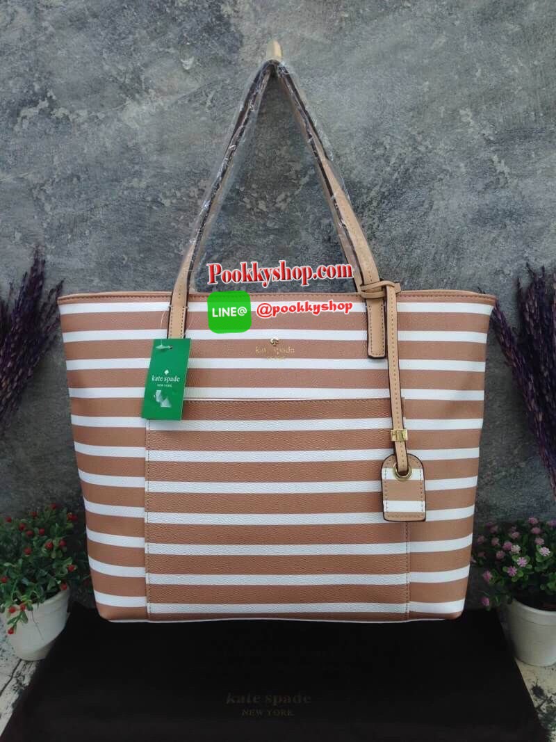 พร้อมส่งรุ่นหายาก! KATE SPADE HYDE LANE STRIPED RILEY LEATHER TOTE BAG กระเป๋าสะพายทรง Tote Bag หนังสวยอยู่ทรงโดดเด่นที่สีทูโทนลายทางห้อยโลโก้TAGที่หูกระเป๋า ด้านหน้าประดับโลโก้ มี1ช่องใส่ของ ภายในมีช่องซิป และช่องใส่มือถือ กว้างและจุ ใส่ ipad notebook เอ
