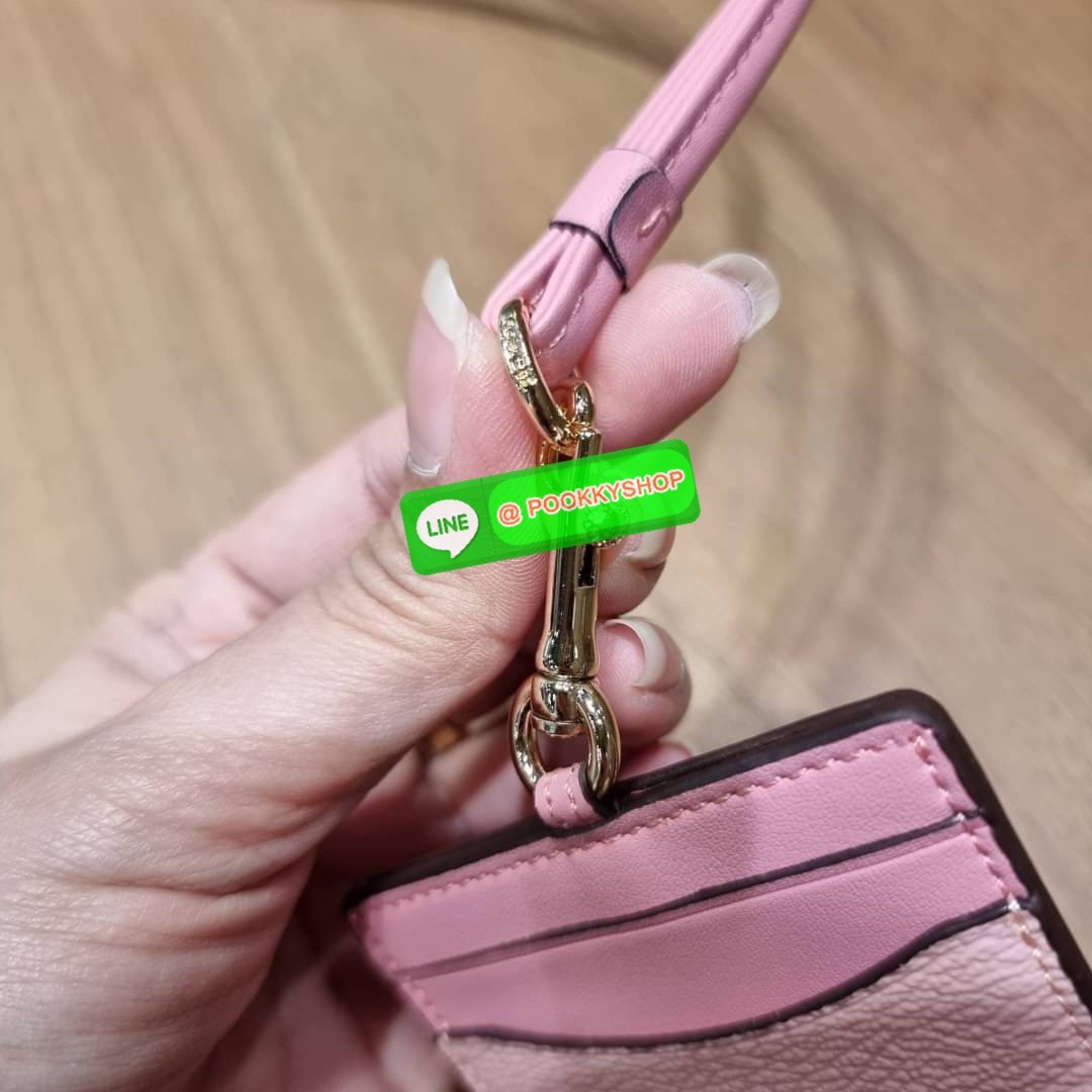 กระเป๋าใส่บัตรคล้องคอ Coach card holder ราคาพิเศษสุดๆ!!! ของหายาก!! ง่ายๆแบบไม่ธรรมดา!! คลาสสิคแต่มีดีเทลโดดเด่น!! กระเป๋าถนอมบัตร พร้อมสายคล้องคอ ดีไซน์ลวดลายสวย ดูดีทุกแบบ ใช้งานง่าย พกพาสะดวก จะใส่บัตรพนักงาน บัตรเครดิต บัตรปชช. ใบขับขี่ และบัตรอื่นๆที