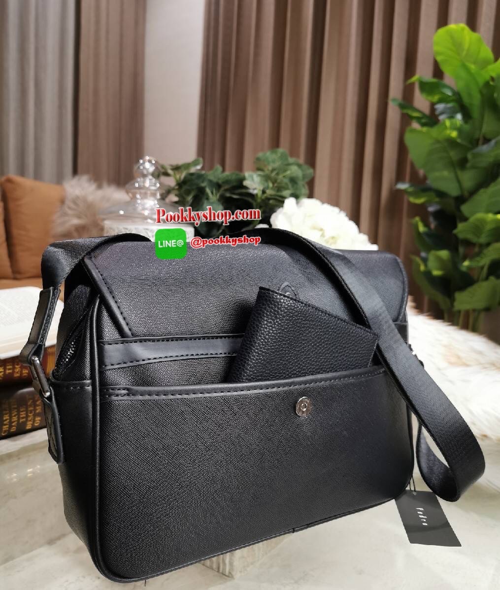 NEW ARRIVAL! PEDRO SAFFIANO MESSENGER BAG รุ่นใหม่ชนช็อปจาก Pedro แบรนด์ดังการันตรีคุณภาพด้วยเครือ Charles&Keith วัสดุหนัง Saffiano สวยหรูอยู่ทรงแข็งแรงไม่ย้วยเปิดปิดด้วยฝาปิดกระดุมแม่เหล็กพร้อมซิปด้านในสะดวกใช้ ด้านหน้าและด้านหลังยังมีช่องใส่ของ ขนาดกำลั