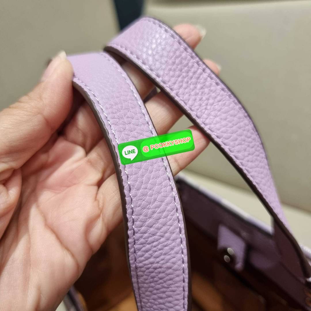 COACH C8448 DEMPSEY CARRYALL IN SIGNATURE JACQUARD WITH PATCH ใบใหญ่ จุใจ คอลเลคชั่นสุดปัง สีที่สาวๆรอคอย ละมุนเกินเบอร์ สวยคม มีความหรูในตัว กับกระเป๋าทรงโท้ท ไซส์ใหญ่ที่สามารถจุของได้แบบไม่ต้องกังวล ฟังก์ชั่นการใช้งานสะดวกที่สุด มีทั้งสายคล้องในตัว และส