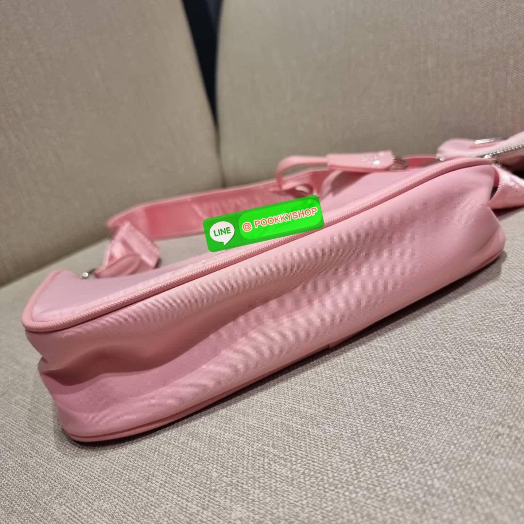 PRADA RE-EDITION 2005 RE-NYLON SHOULDER BAG ไอเท็มสุดปัง ที่ฮิตตลอดกาลไม่ว่าจะปีไหนๆ จัดให้ครบทั้งสีขายดีและสีใหม่ล่าสุด ที่สายคุณหนูห้ามพลาด!! กับกระเป๋าสะพายทรงคลาสสิค เหมาะเป็น everyday bag มากๆ วัสดุผ้าไนล่อนคุณภาพ พร้อมใบลูก ไว้ใส่เหรียญ ใส่กุญแจได้ส
