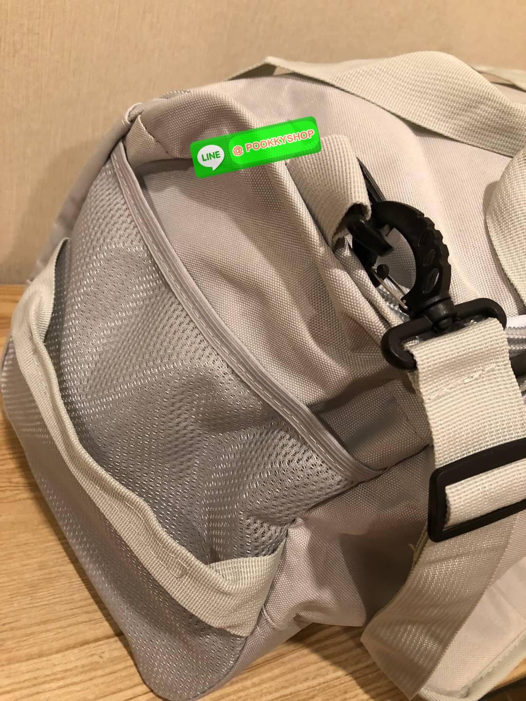 NIKE GYM BAG กระเป๋ายิมและกระเป๋าเดินทางสารพัดช่องที่มีพื้นที่ให้คุณเก็บของมากมาย ไม่ว่าจะช่องซิปคู่หลักที่กว้างใหญ่ สำหรับใส่เสื้อผ้าเดินทางได้หลายชุด ปลอดภัย ช่องรองเท้าแยก และช่องใส่ของด้านในสำหรับเก็บของมีค่า สายคล้องไหล่คู่และสายสะพายไหล่ถอดเก็บได้สา