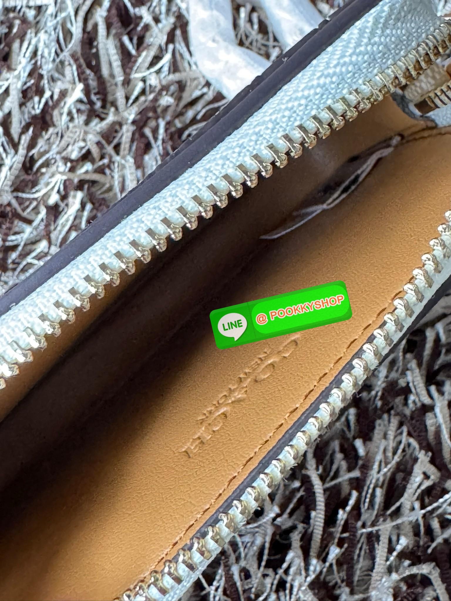 Coach Signature Zip Card Case (C0058) กระเป๋าใบนี้นอกจากช่องใส่บัตรแล้ว ด้านหลังยังมีช่องสำหรับใส่ธนบัตรหรือเหรียญสามารถเปิดปิดได้ด้วยซิป เพิ่มลูกเล่นเป็นสายโซ่คล้องมือ หรือคล้องกับกระเป๋าก็ได้เช่นกัน ขนาดกะทัดรัด พกพาสะดวก การดูแลรักษาง่าย ยังให้ลุคที่ดู
