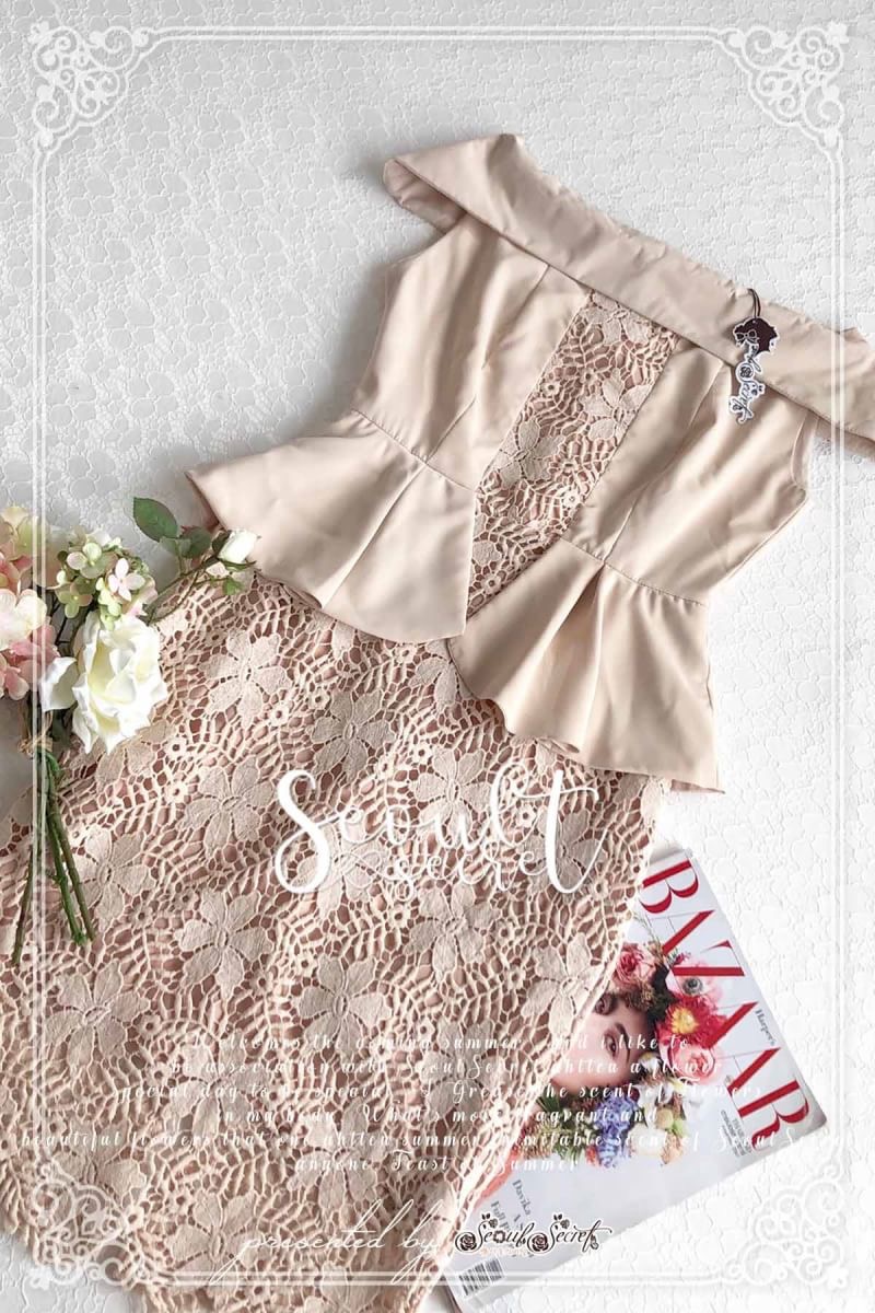 By SEOUL SECRET Seoul Secret Say'...Minidress Lace Design expensive Cream coler Material : งานมินิเดรสสวยหรูดูไฮคลาสมากคะ ดีไซน์มีระดับด้วยลูกเล่นเป็นเดรสทรงเปิดไหล่ งาน Cuttingเป็นผ้าเย็บซ้อนพับลงมาช่วงอกนะคะ ทรงแขนกุด เนื้อผ้าด้านนอกเป็นผ้าเรียบๆไม