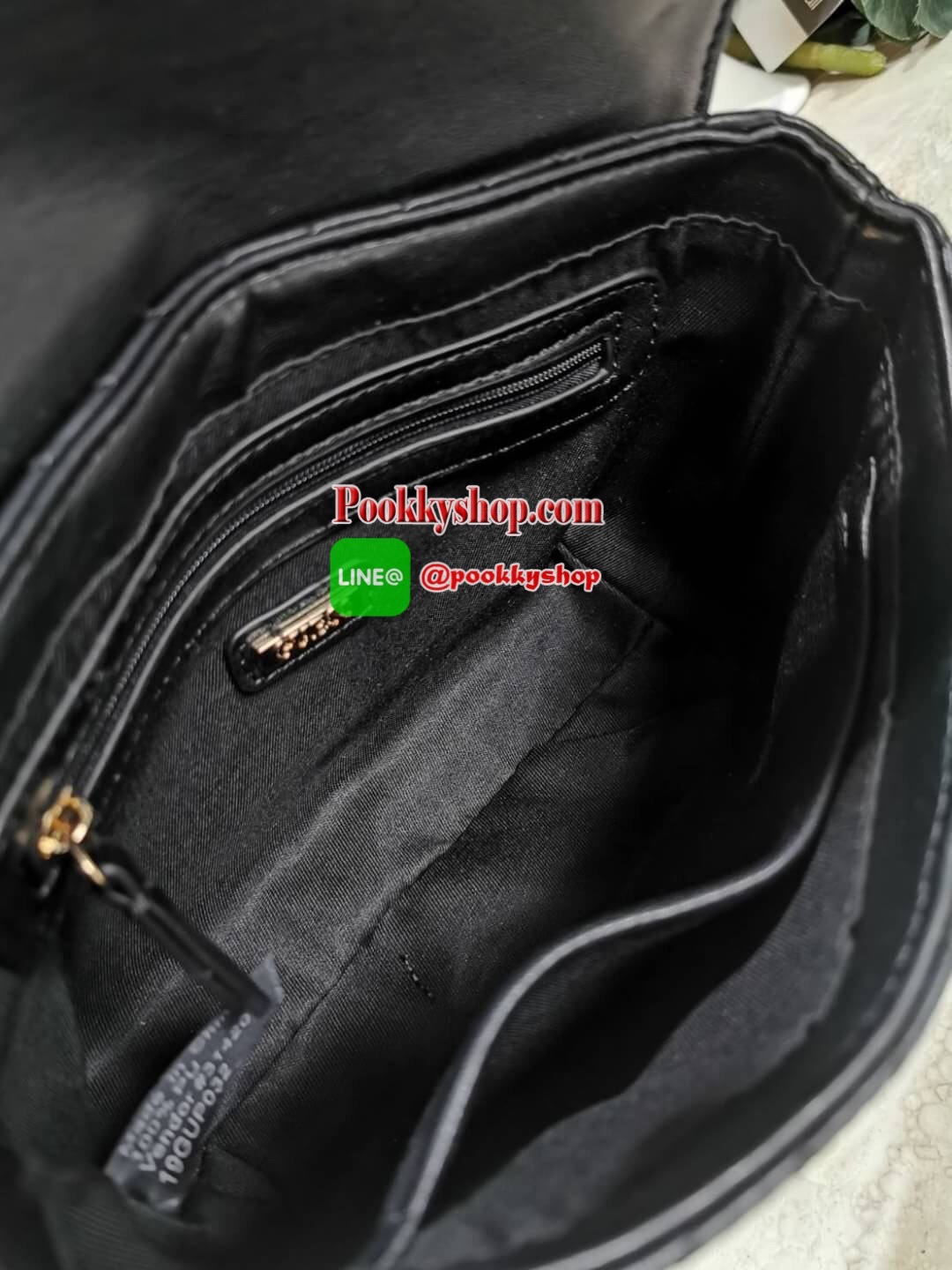 NEW! GUESS CROSSBODY BAG กระเป๋าสะพายรุ่นใหม่ล่าสุดดีไซน์คลาสสิควัสดุหนังนิ่มเดินเส้นลายตารางสวยอยู่ทรงด้านหน้าประดับโลโก้ GUESS เปิดปิดด้วยฝาปิดกระดุมแม่เหล็กประดับด้วยพู่หนัง ภายในมีโลโก้และช่องซิป กว้างและจุใส่กระเป๋าสตางค์ มือถือ ของจุกจิกได้เยอะ สายส