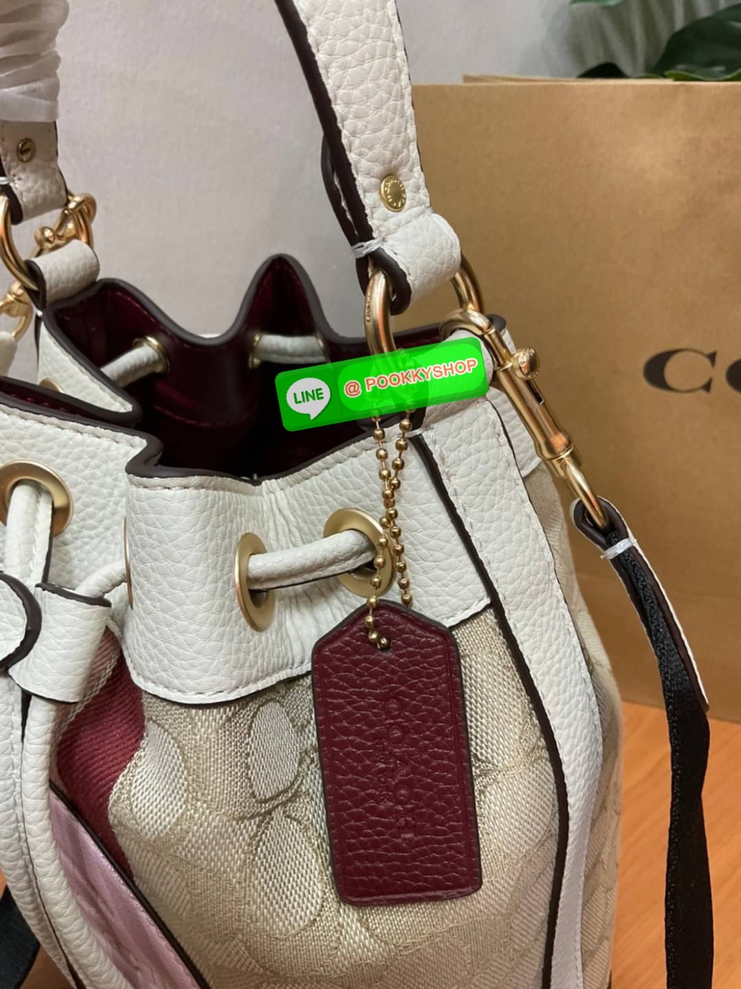 New arrival! 🌈น้องใหม่ล่าสุด สวยหรู ดูดีมากๆค่ะ! COACH DEMPSEY DRAWSTRING BUCKET BAG ((C4100//C4102)) พร้อมส่งที่ไทยค่ะ! กระเป๋าทรงขนมจีบ หนังแท้นิ่มสวยมากๆค่ะ จุดเด่นด้านหน้าปั้มโลโก้แบรนด์ ปากกระเป๋าแบบหูรูดใช้งานง่าย ภายในสามารถใส่ของจำเป็นในชี