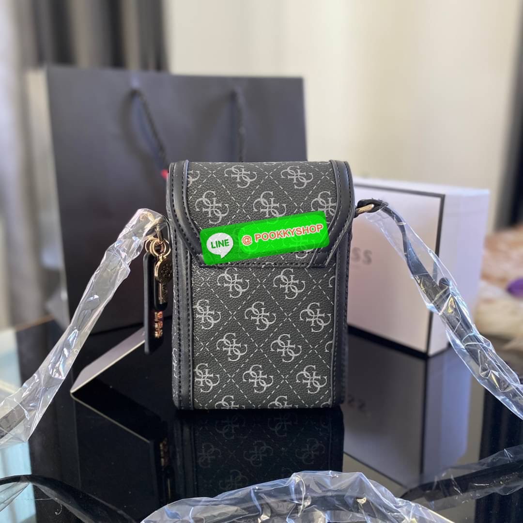 Guess กระเป๋าใส่โทรศัพท์ สวยมากกกก ทรงดีสุดๆ เป็นทรงกล่องทรงสวยที่ตามหากันม๊าก มาก มาพร้อมกล่องครบเซ็ต ด้านหน้าแต่งโลโก้แบรนด์ เปิด-ปิดด้วยกระดุมแม่เหล็ก มีสายยาวเป็นสายหนังปรับระดับได้มากถึง 7ระดับ