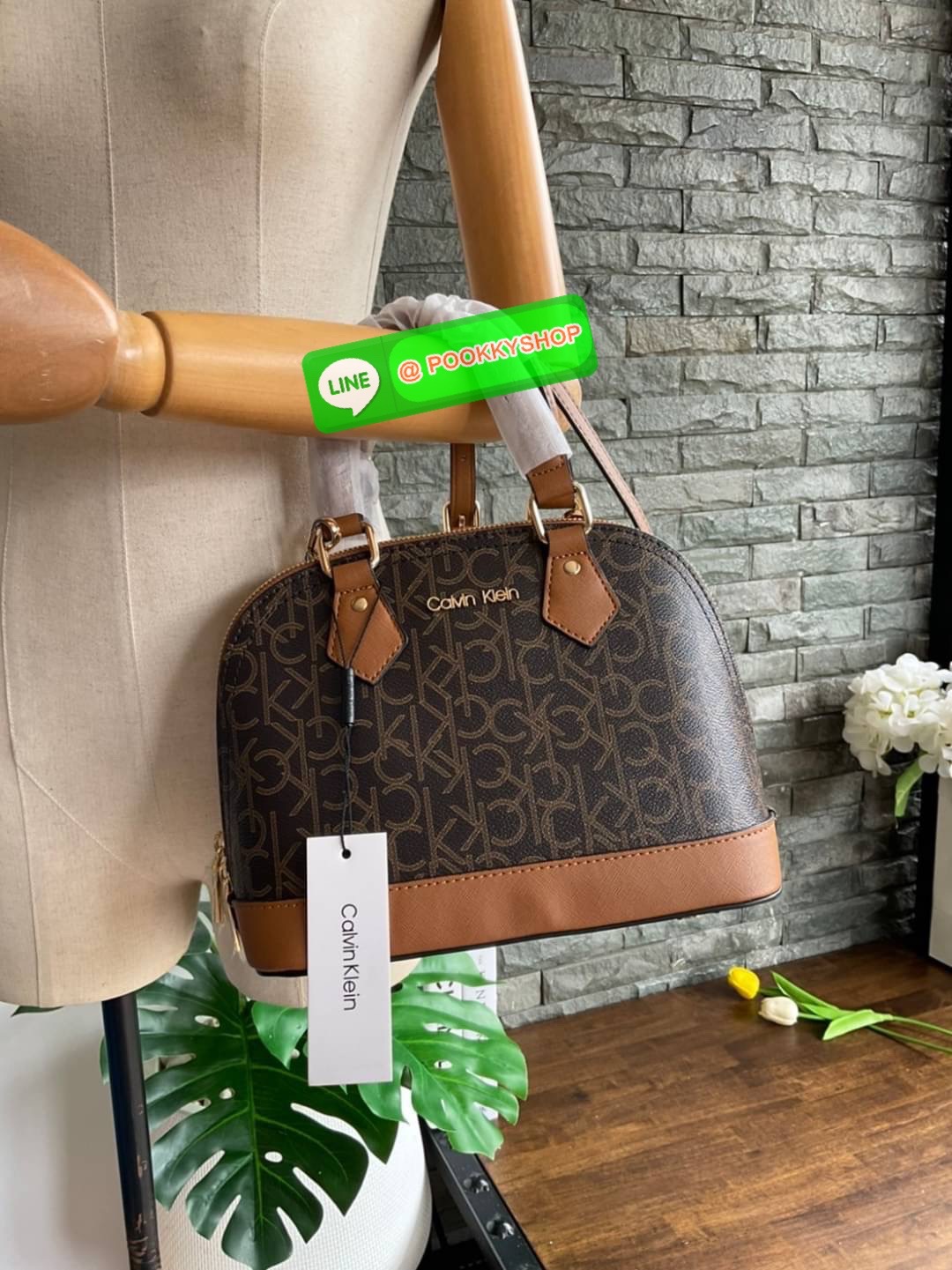 🚚 พร้อมส่ง 🚚 New arrival !! Calvin Klein Dome Mini Bag ( ขนาด 10” ) 💋สวยเก๋ ก่อนใครแน่นอนค่ะ ตามคำเรียกร้อง สวยหรูดูดีมาก สีสวยน่ารัก กระเป๋าสะพายแบบครอสบอดี้ ขนาดมินิ เป็นรุ่นที่ได้รับความนิยม แข็งแรงทนทาน จึงครองใจใครหลายคน วัสดุ